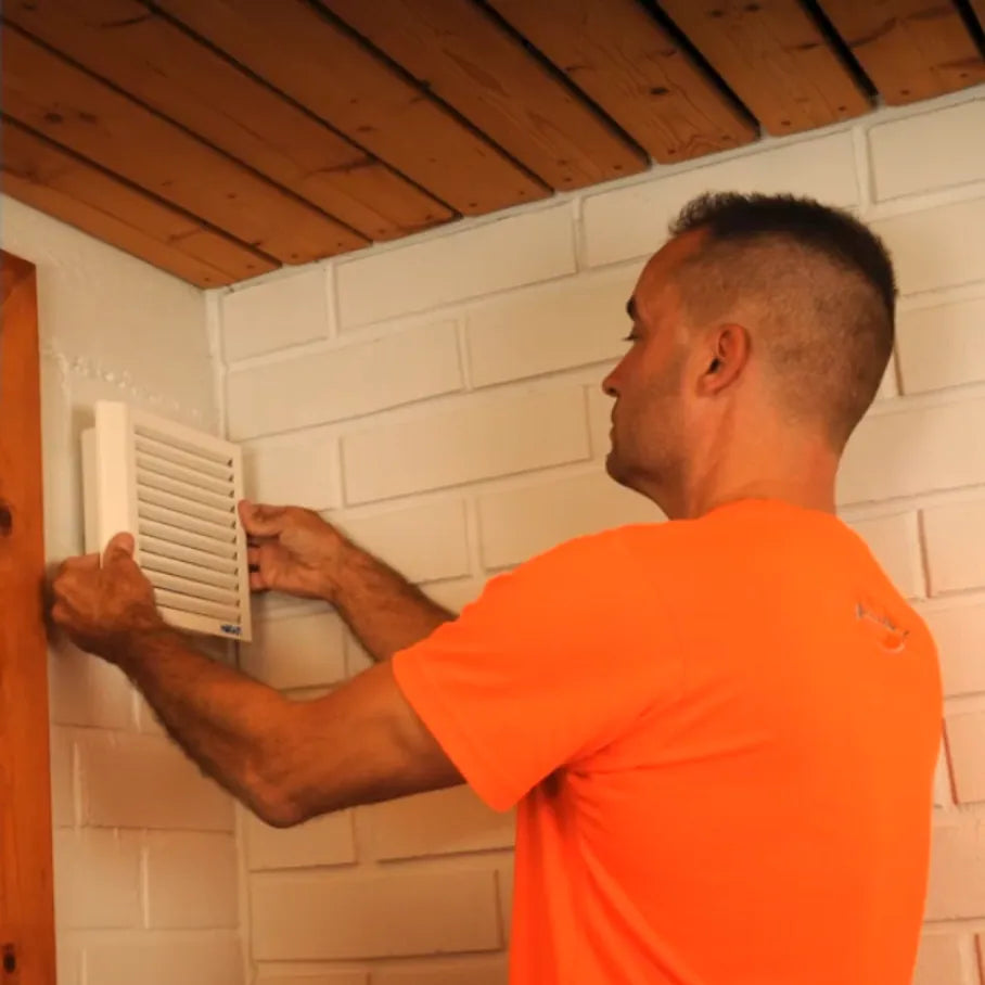 Mounting the unit on the wall